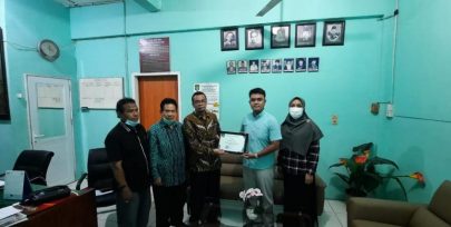 Berprestasi Secara Berkesinambungan, Dekan FH.UISU Serahkan Penghargaan Kepada Tenaga Kependidikanan