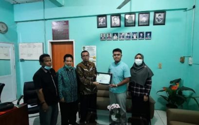 Berprestasi Secara Berkesinambungan, Dekan FH.UISU Serahkan Penghargaan Kepada Tenaga Kependidikanan