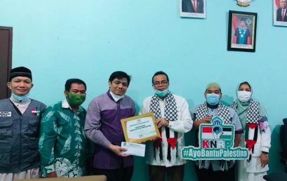 Peduli Palestina, Dekan FH UISU Serahkan Bantuan Kemanusiaan