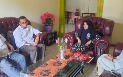 Pimpinan FH UISU Serahkan Santunan Untuk  Keluarga Alm. Bapak  Dr. Sofyan,SE.,M.Si (Dosen Prodi S2 Magister Hukum UISU)