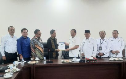 REKTOR DAN DEKAN FH UISU SERAHKAN NA PERUBAHAN NAMA KOTA PADANG SIDEMPUAN