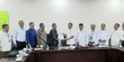 REKTOR DAN DEKAN FH UISU SERAHKAN NA PERUBAHAN NAMA KOTA PADANG SIDEMPUAN